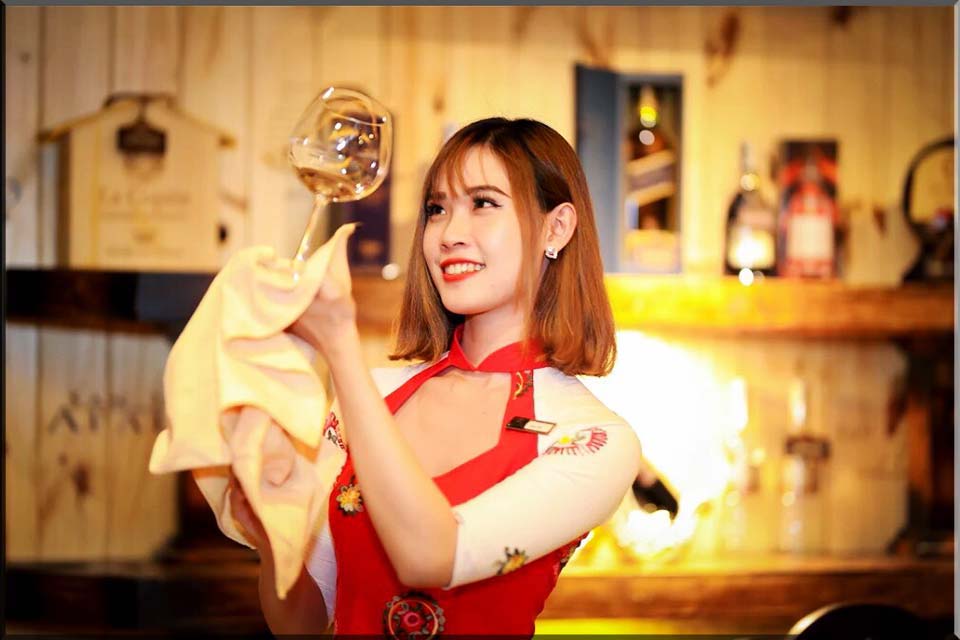 Nhà hàng hầm rượu Quận 3 Cheer House